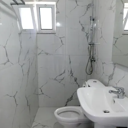 Franko Hotel Delvine